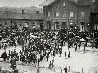 Transport von 2 Kirchenglocken für die Bad Salzufler Stadtkirche am Bahnhof, 1922