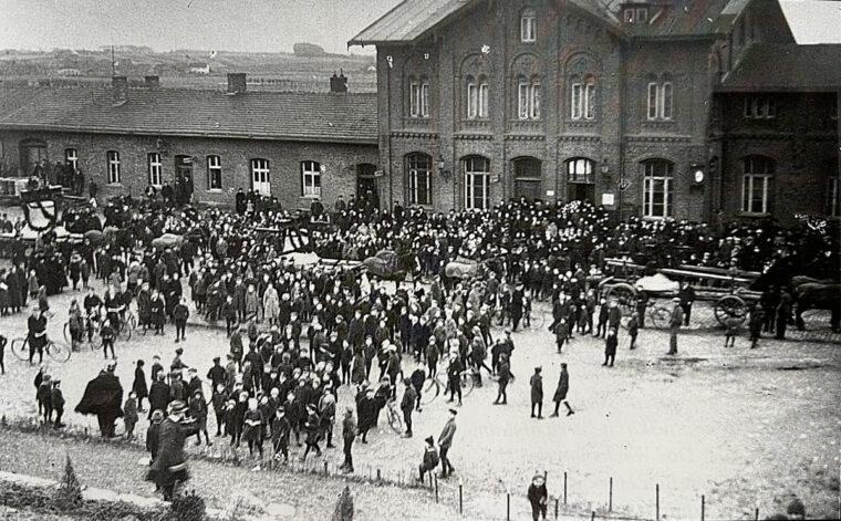 Transport von 2 Kirchenglocken für die Bad Salzufler Stadtkirche am Bahnhof, 1922
