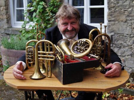 Willi Budde mit Blasinstrumenten