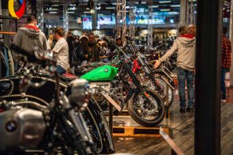 Besucher und ausgestellte Motorräder auf der Custombike-Show 2022 in Bad Salzuflen