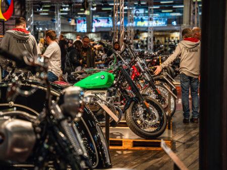 Besucher und ausgestellte Motorräder auf der Custombike-Show 2022 in Bad Salzuflen