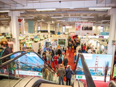 Besucher in den Messehallen während der Haus, Garten, Touristik, Hochzeit Messe in Bad Salzuflen