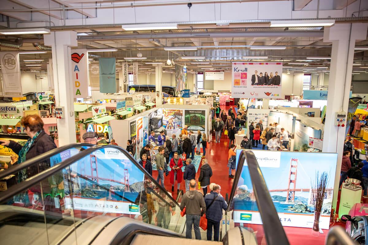 Besucher in den Messehallen während der Haus, Garten, Touristik, Hochzeit Messe in Bad Salzuflen