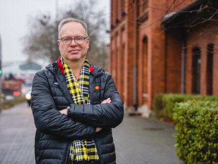 Foto Toni Tautz vor dem Bahnhofsgebäude in Bad Salzuflen