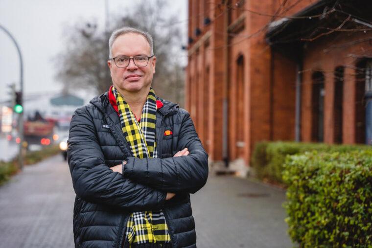 Foto Toni Tautz vor dem Bahnhofsgebäude in Bad Salzuflen