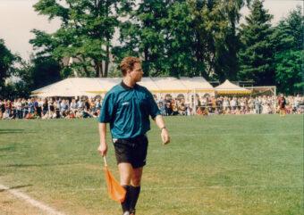 Toni Tautz 1997 als Schiedsrichter auf dem Fußballplatz