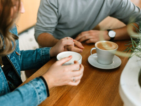 Freunde bei einem GEspräch mit Kaffee