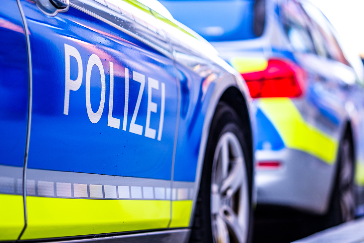 Nahaufnahme des Polizei-Schriftzug an einem deutschen Polizeiauto