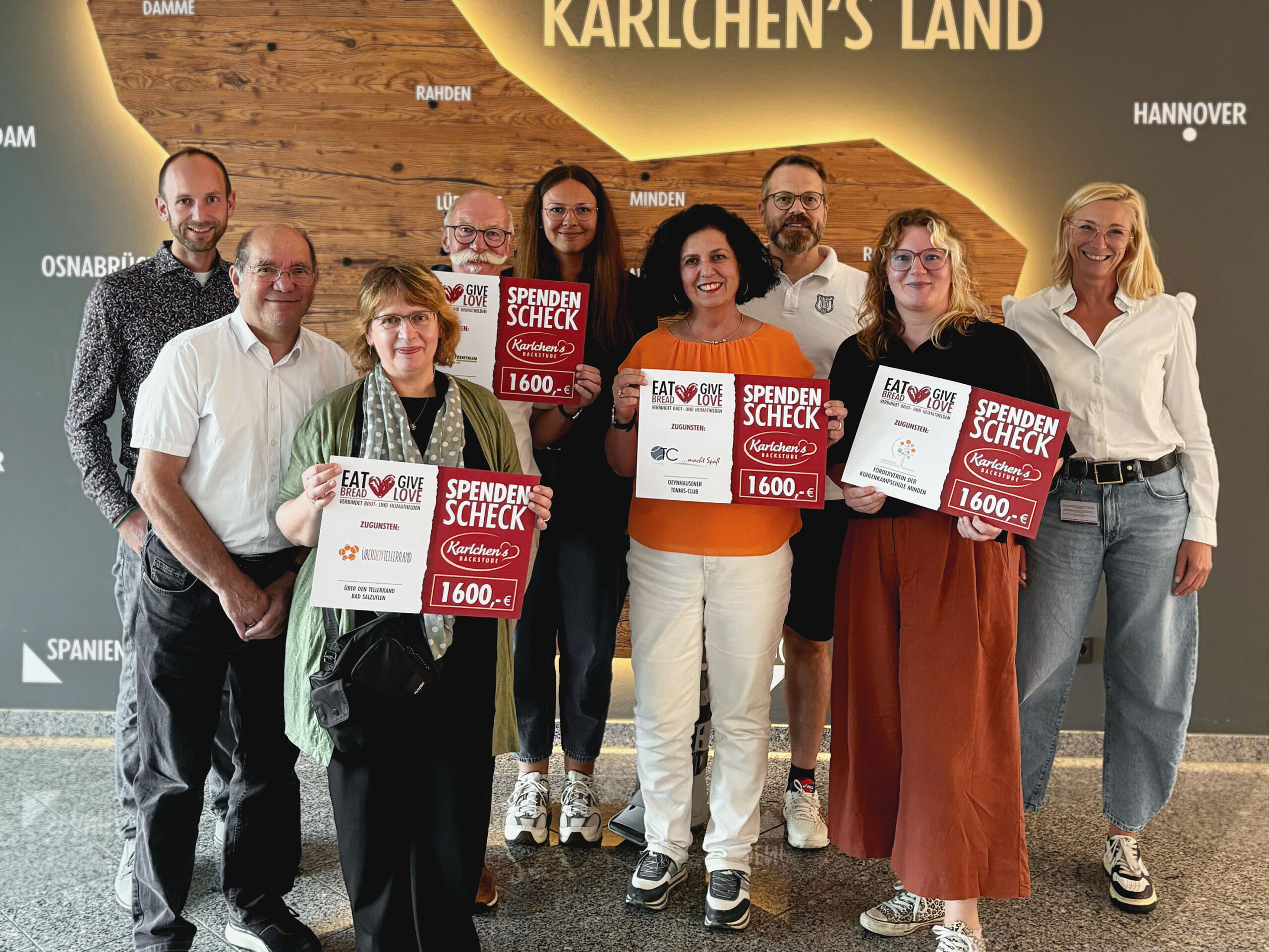 Gruppenaufnahme der Spendenübergabe am 18.08.2026.