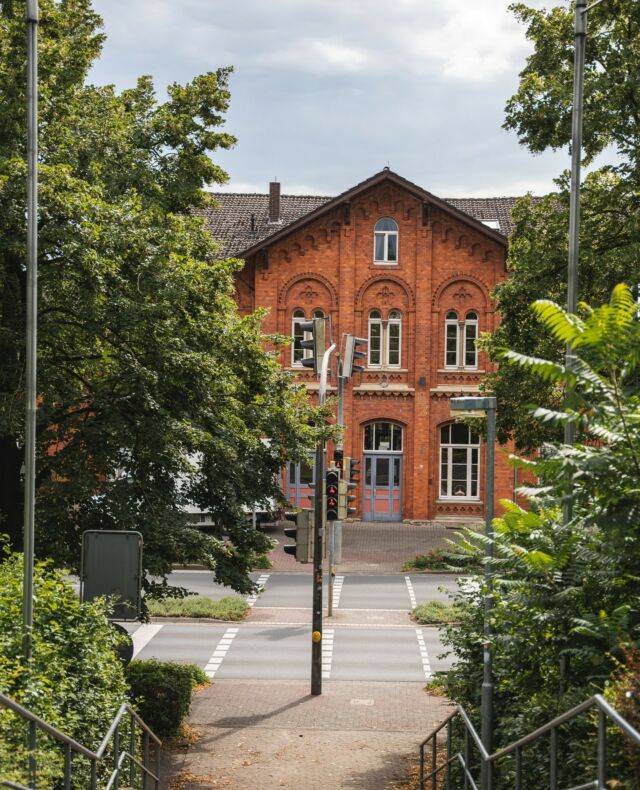 Salzufler UrgeSTEINE – der Bahnhof! 😊⁠
⁠
#badsalzuflen #bahnhof #kurstadt #fotografie #badsalzuflenmeinestadt❤️ #photographer #kurort #owl #ostwestfalen #ostwestfalenlippe #nrw #photooftheday #picoftheday #streetphotography #photography #streetart #streetphoto #urbanphotography #fachwerkhaus #backsteinhaus #altstadt #backsteinromantik #redbrickhouse #brick #brickhouse