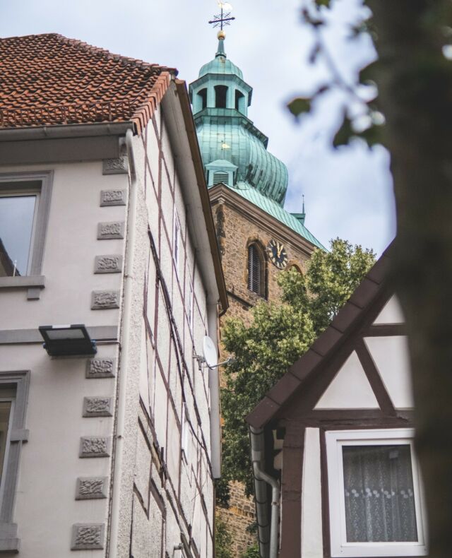 Stadtkirche mit langer Stadtgeschichte. Und mit relativ frischem, nur rund 240 Jahre altem Häubchen. 😊⁠
⁠
#badsalzuflen #schötmar #kirche #church #streetphotography⁠ #urbanphotography #ostwestfalen #ostwestfalenlippe #springtime #springvibes #kurstadt #salzhof #stadtkirche #salzhofbadsalzuflen #badsalzuflenmeinestadt❤️ #altstadt #badsalzuflengermany