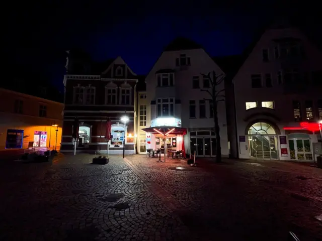 In der kleinen Kneipe brennt noch Licht!⁠ 🌙🍻⁠
⁠
#badsalzuflen #kurstadt #badsalzuflenmeinestadt❤️ #kurort #owl #ostwestfalen #ostwestfalenlippe #altstadt #urbanphotography #weekendloading #feierabendmodus #spätisbeste #nachtsinderstadt #kneipenfeeling #latenightvibes #kneipenkultur #nocheinletztes