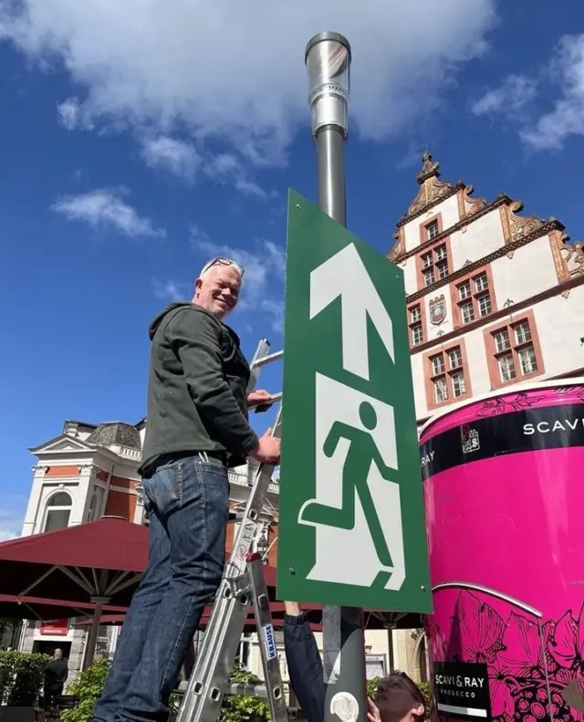 Die letzten Vorbereitungen für die Mai-Party laufen. 😉⁠
⁠
Wir sehen uns! 👋⁠
⁠
#badsalzuflen #maiparty #badsalzuflenmeinestadt