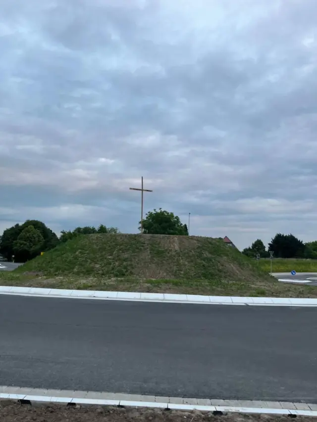 Wer braucht einen Ätna, wenn wir den Monte Aspe haben? Der höchste Vulkan in Lippe. 110 Meter. 😉

Nachdem das erste Gipfelkreuz entfernt wurde, wurde heute ein neues installiert. 👀

#badsalzuflen #werlaspe #monteaspe #gipfelkreuz #badsalzuflenmeinestadt❤️