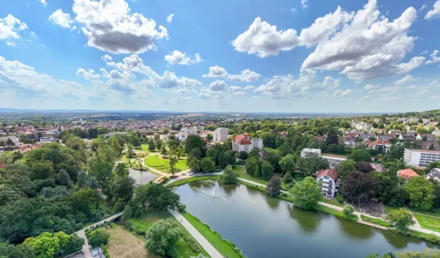 Mit Blick auf den Kurparksee. 🫶⁠
⁠
#badsalzuflen #kurstadt #badsalzuflenmeinestadt❤️ #kurpark #drohnenfoto