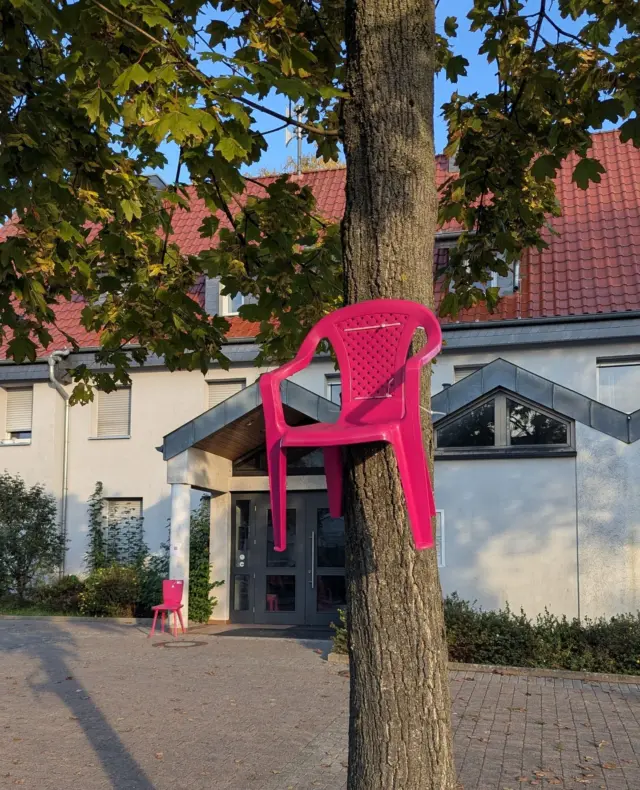 Wer gerade an der Bielefelder Straße in Knetterheide vorbeikommt, sieht sie überall: pinke Stühle an Bäumen und Straßenlaternen.⁠
⁠
Dahinter steckt die Aktion „Setz auf Pink", die im Oktober – dem Brustkrebsmonat – ein Zeichen für Achtsamkeit setzt.
